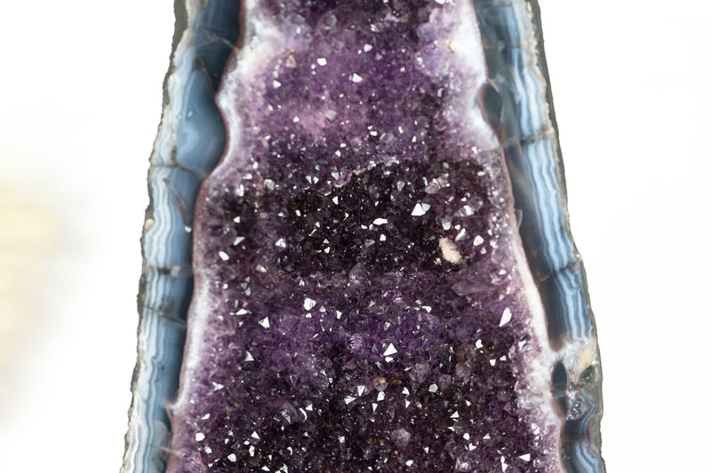 Fantastische Amethyst-Kathedralgeode, mit Spitzenachat, violettem Amethyst und Calcit, große und hohe Geode