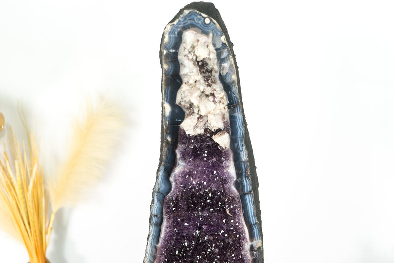 Fantastische Amethyst-Kathedralgeode, mit Spitzenachat, violettem Amethyst und Calcit, große und hohe Geode
