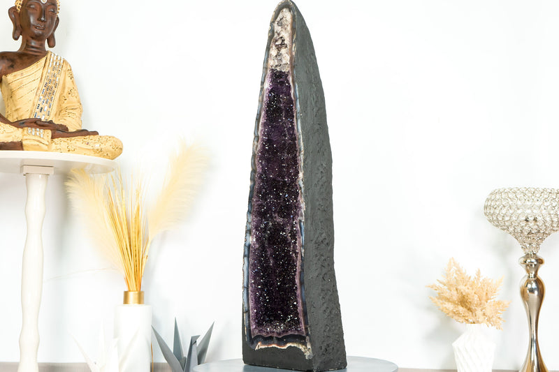 Tiefviolette Amethyst-Kathedralgeode, mit Spitzenachat und Kalziteinschlüssen, große und hohe Geode