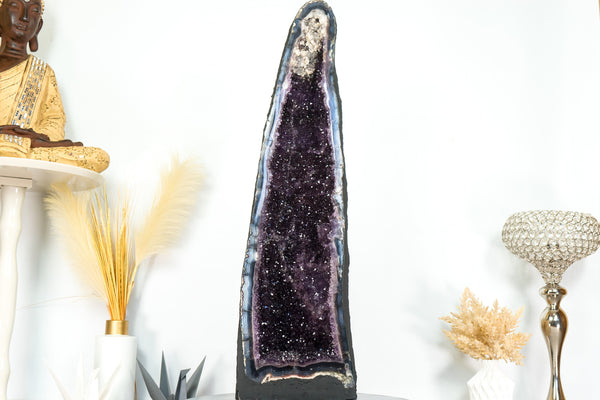 Tiefviolette Amethyst-Kathedralgeode, mit Spitzenachat und Kalziteinschlüssen, große und hohe Geode