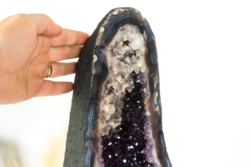 Tiefviolette Amethyst-Kathedralgeode, mit Spitzenachat und Kalziteinschlüssen, große und hohe Geode