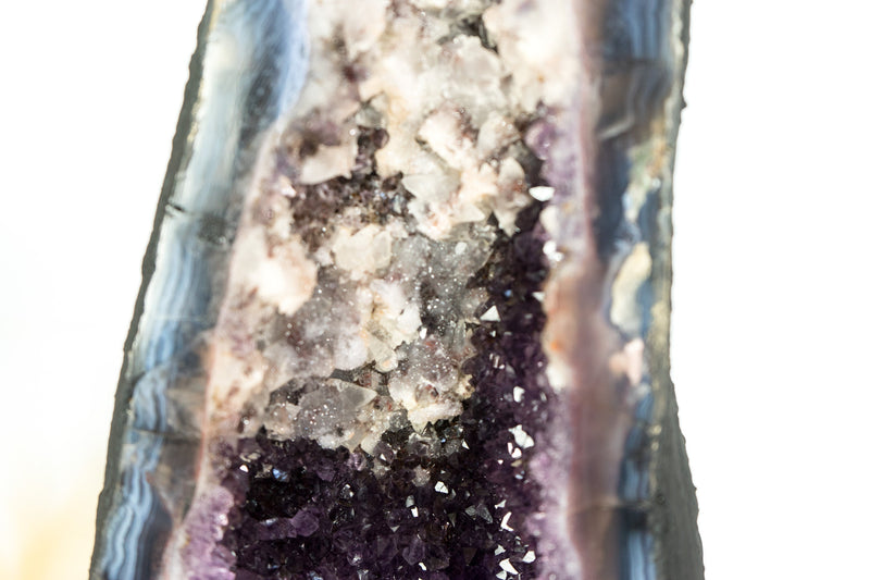 Tiefviolette Amethyst-Kathedralgeode, mit Spitzenachat und Kalziteinschlüssen, große und hohe Geode