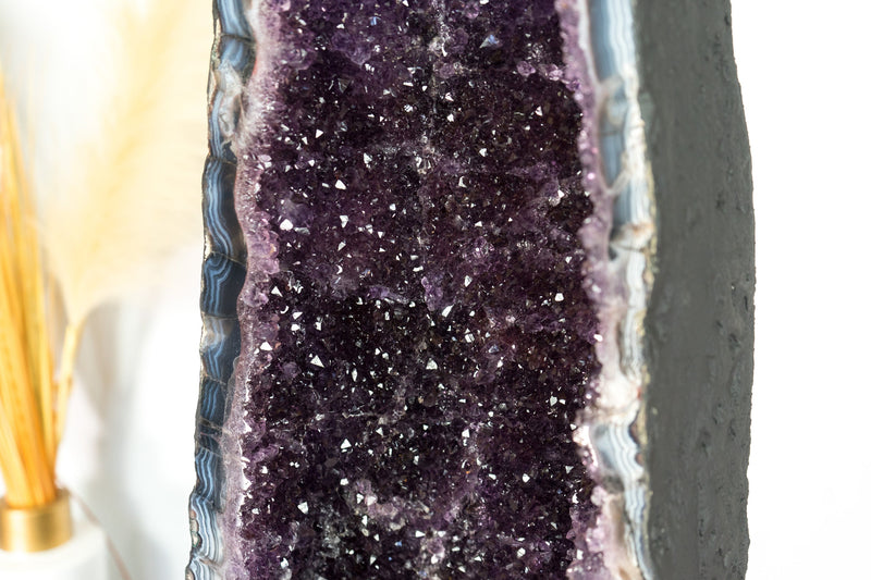 Tiefviolette Amethyst-Kathedralgeode, mit Spitzenachat und Kalziteinschlüssen, große und hohe Geode