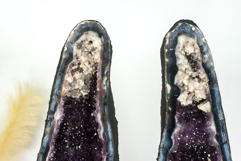 Fantastisches Paar Amethyst-Kathedralgeoden, mit Spitzenachat, violettem Amethyst und Calcit, große und hohe Geode