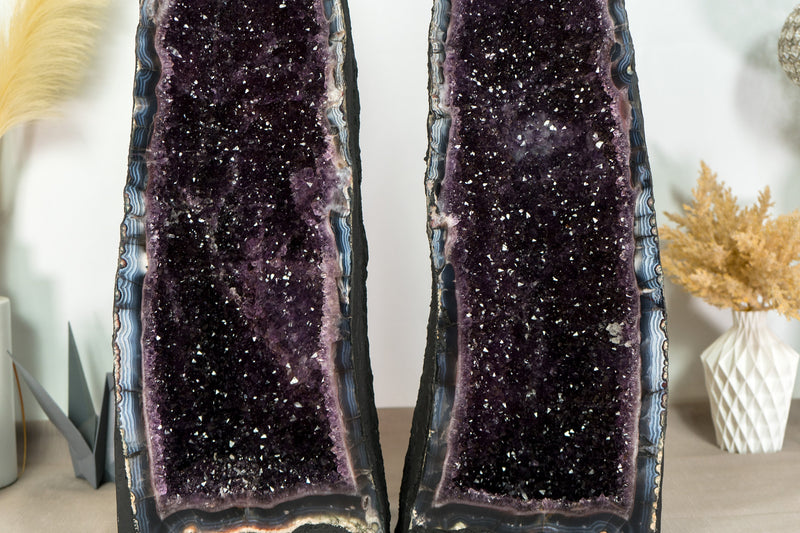 Fantastisches Paar Amethyst-Kathedralgeoden, mit Spitzenachat, violettem Amethyst und Calcit, große und hohe Geode