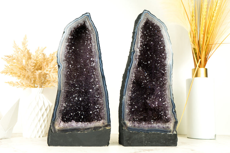 Paar natürliche blaue Spitzenachat-Geoden mit funkelndem Lavendel-Amethyst, ein dekoratives Mittelstück