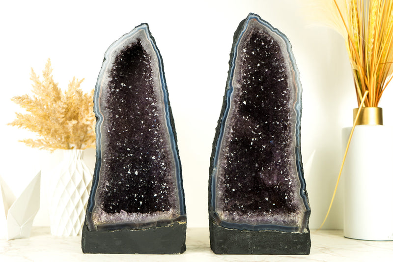Paar natürliche blaue Spitzenachat-Geoden mit funkelndem Lavendel-Amethyst, ein dekoratives Mittelstück