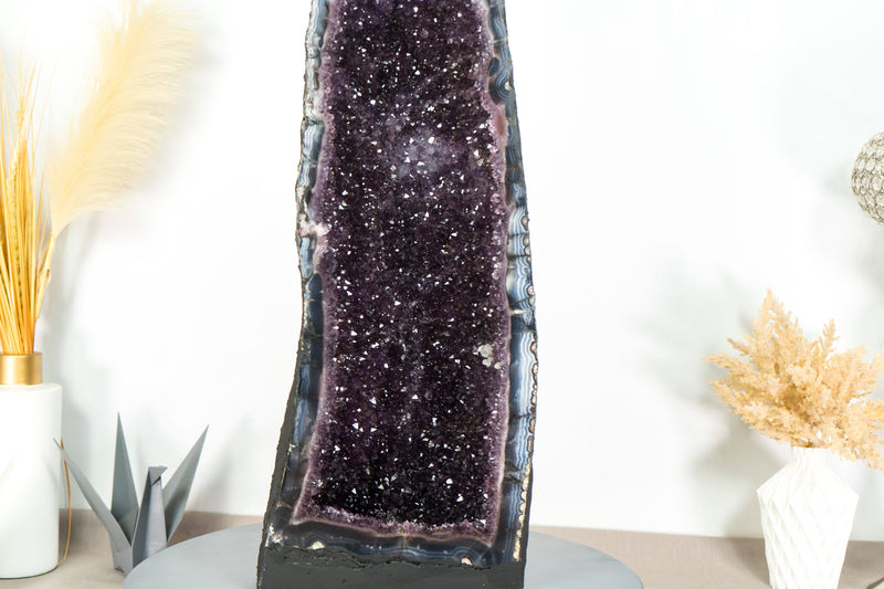 Fantastische Amethyst-Kathedralgeode, mit Spitzenachat, violettem Amethyst und Calcit, große und hohe Geode