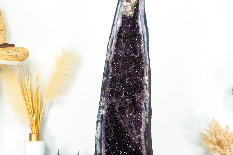 Tiefviolette Amethyst-Kathedralgeode, mit Spitzenachat und Kalziteinschlüssen, große und hohe Geode