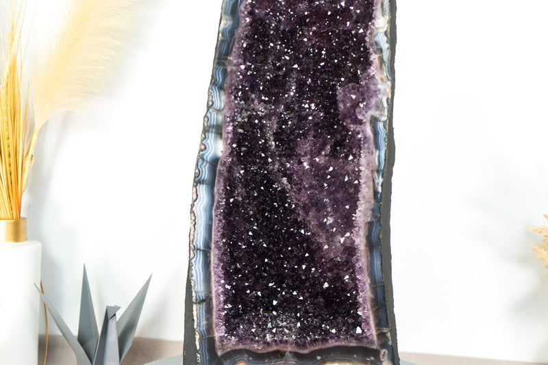 Tiefviolette Amethyst-Kathedralgeode, mit Spitzenachat und Kalziteinschlüssen, große und hohe Geode