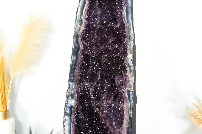 Tiefviolette Amethyst-Kathedralgeode, mit Spitzenachat und Kalziteinschlüssen, große und hohe Geode