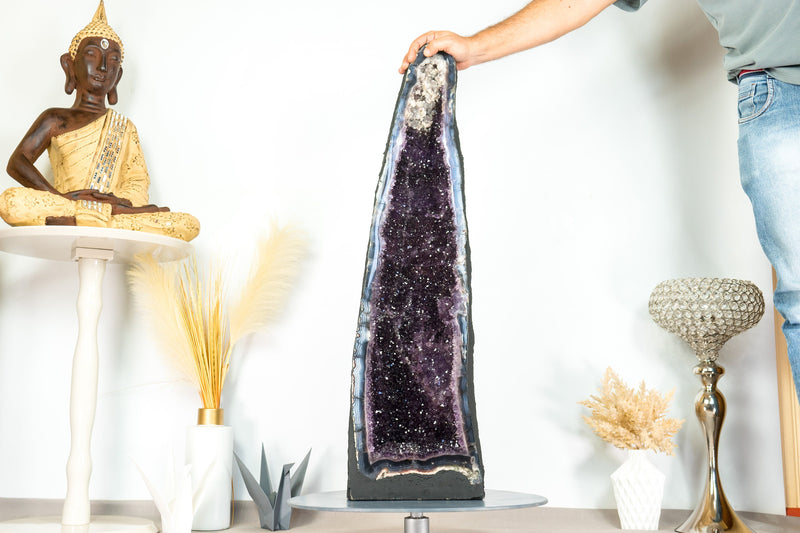 Tiefviolette Amethyst-Kathedralgeode, mit Spitzenachat und Kalziteinschlüssen, große und hohe Geode