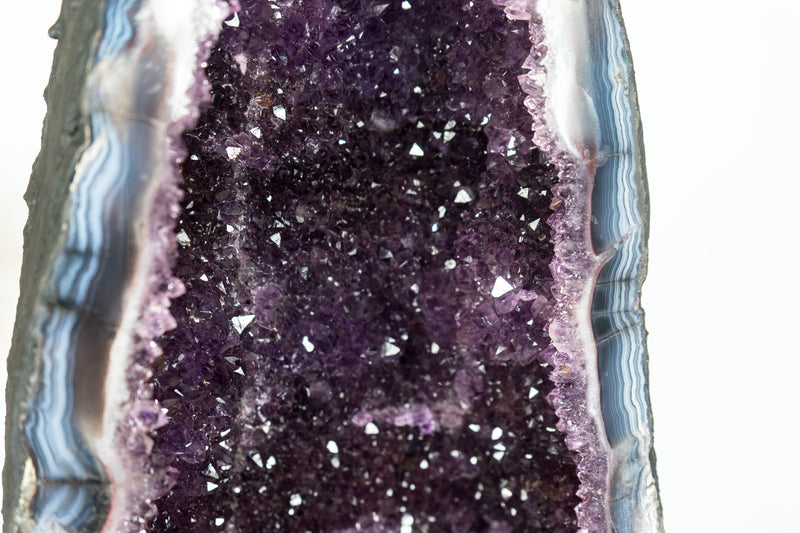Tiefviolette Amethyst-Kathedralgeode, mit Spitzenachat und Kalziteinschlüssen, große und hohe Geode