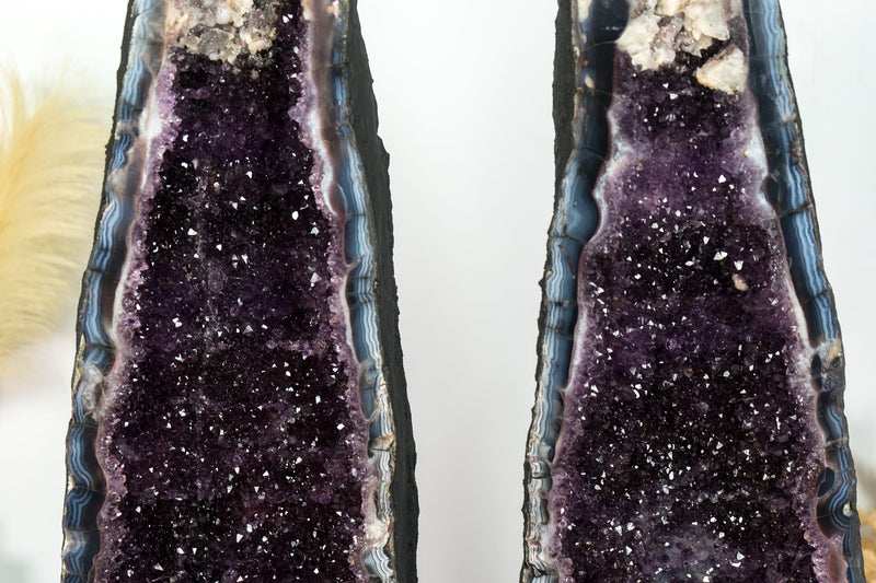 Fantastisches Paar Amethyst-Kathedralgeoden, mit Spitzenachat, violettem Amethyst und Calcit, große und hohe Geode