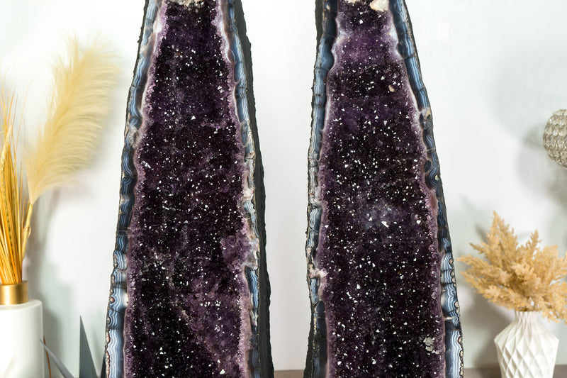 Fantastisches Paar Amethyst-Kathedralgeoden, mit Spitzenachat, violettem Amethyst und Calcit, große und hohe Geode