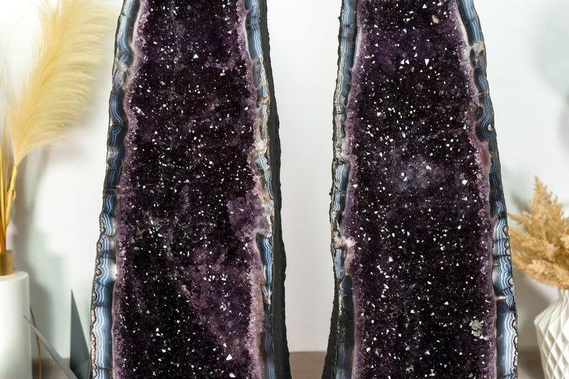 Fantastisches Paar Amethyst-Kathedralgeoden, mit Spitzenachat, violettem Amethyst und Calcit, große und hohe Geode