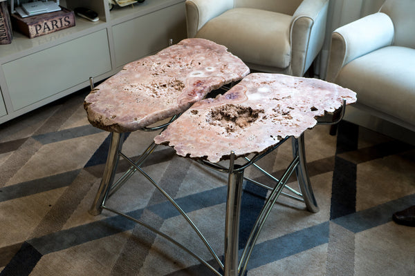 Couchtisch (oder Mitteltisch) aus rosa Amethystgeode mit einer großen Schmetterlingsgeode auf einem Sockel aus Edelstahl
