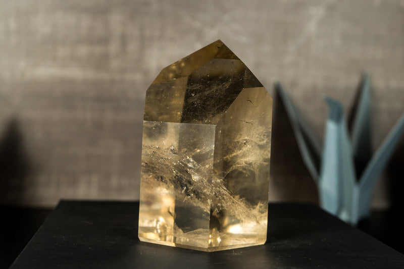 Natürlicher Obelisk aus hellem Rauchquarz der Güteklasse AA, mit citrinierter Farbe und wasserklarer Qualität