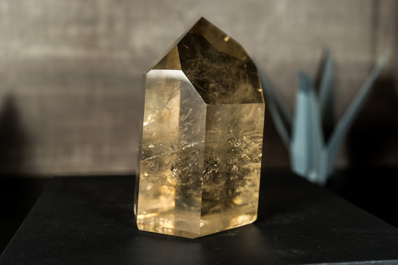 Natürlicher Obelisk aus hellem Rauchquarz der Güteklasse AA, mit citrinierter Farbe und wasserklarer Qualität