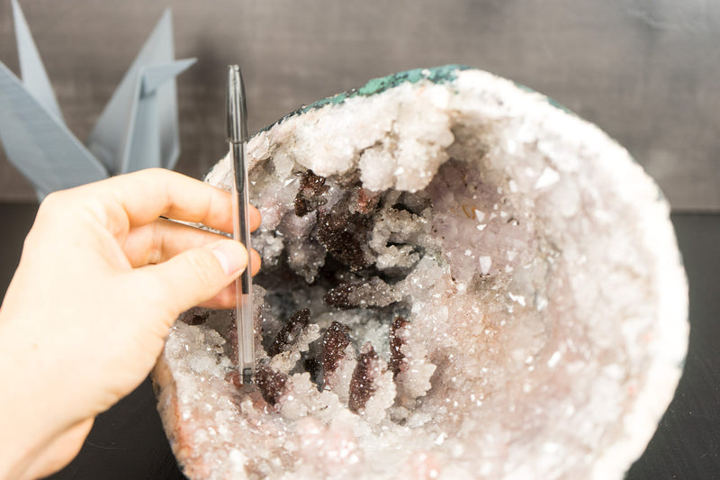 Amethyst-Geode in Galeriequalität mit Hämatit nach Calcit-Punkten
