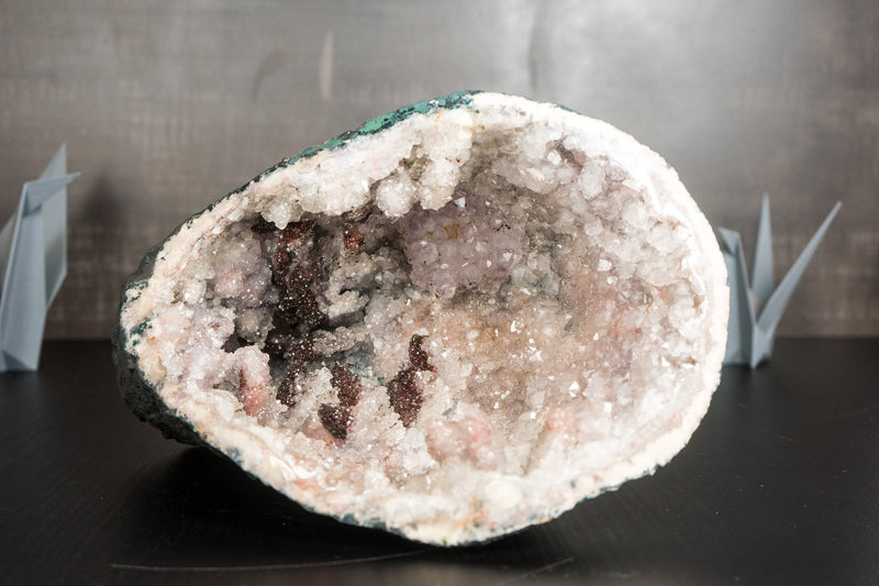 Amethyst-Geode in Galeriequalität mit Hämatit nach Calcit-Punkten