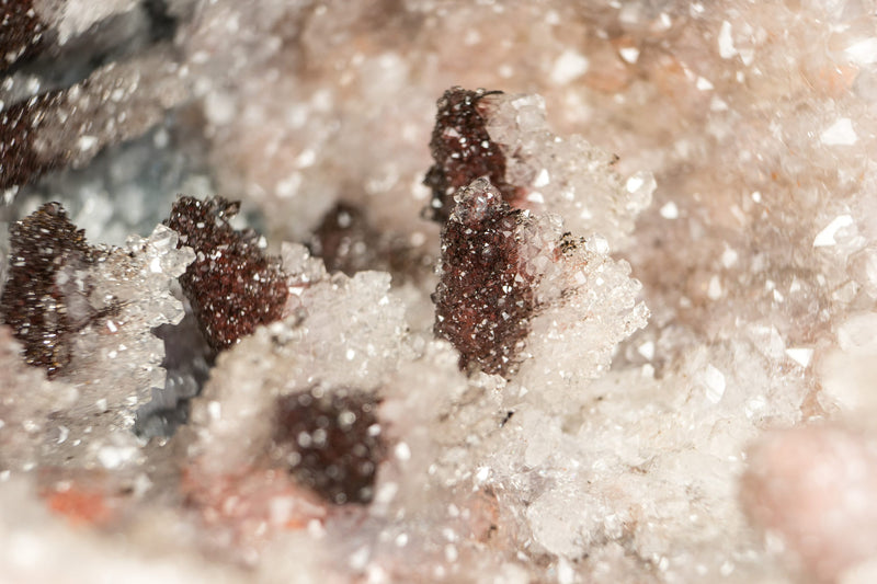 Amethyst-Geode in Galeriequalität mit Hämatit nach Calcit-Punkten