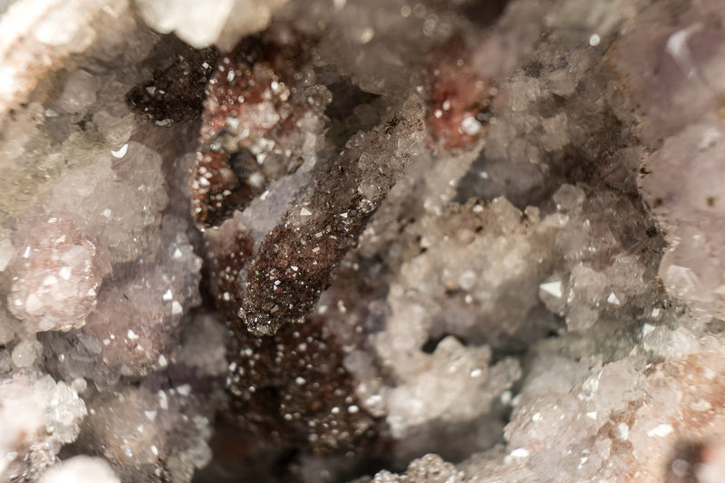 Amethyst-Geode in Galeriequalität mit Hämatit nach Calcit-Punkten