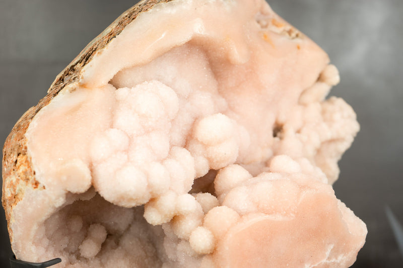 Hellrosa Amethyst-Geode mit natürlichen traubenförmigen Blütenformationen