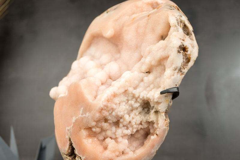Hellrosa Amethyst-Geode mit natürlichen traubenförmigen Blütenformationen