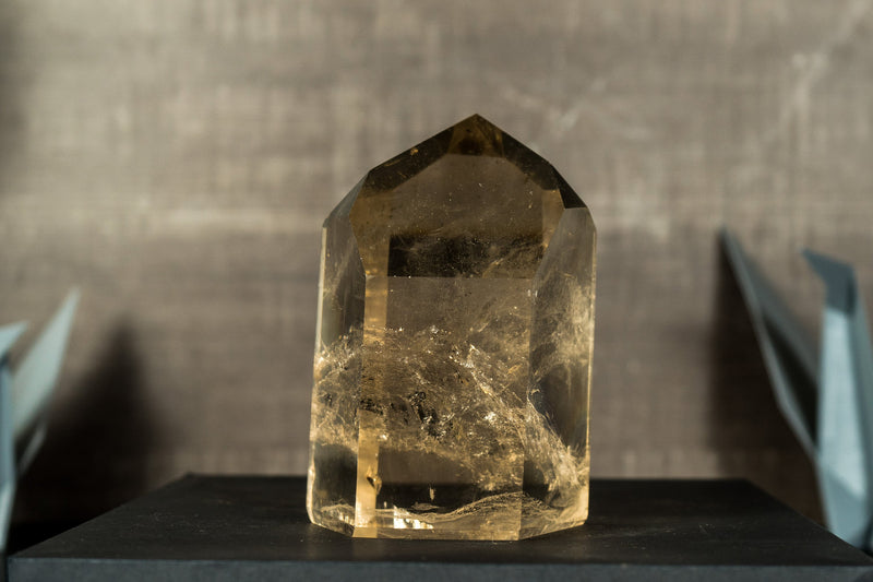 Natürlicher Obelisk aus hellem Rauchquarz der Güteklasse AA, mit citrinierter Farbe und wasserklarer Qualität