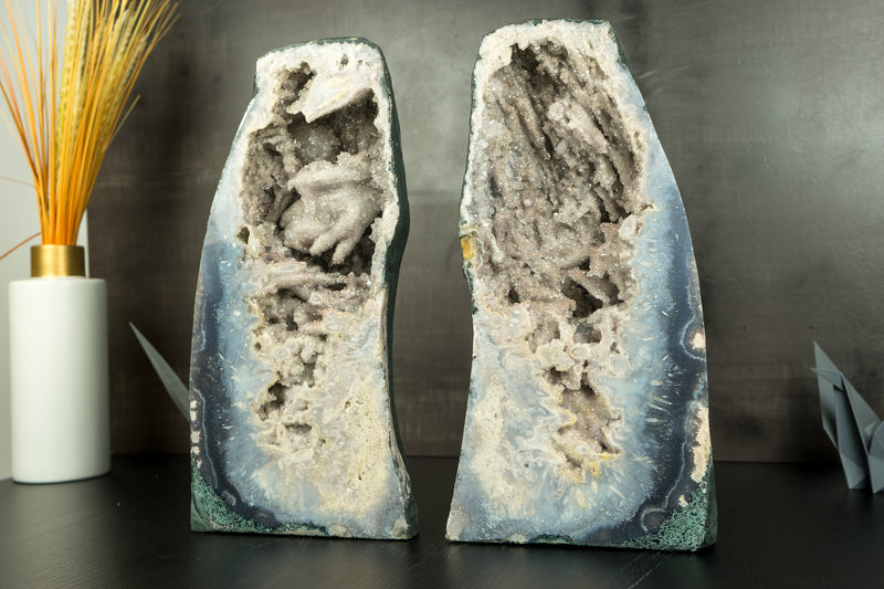 Paar seltener meerblauer Achat-Geoden mit Kristallstalaktit und Quarz ps. nach Anhydrit