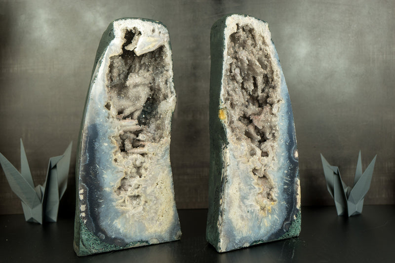 Paar seltener meerblauer Achat-Geoden mit Kristallstalaktit und Quarz ps. nach Anhydrit