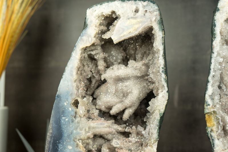 Paar seltener meerblauer Achat-Geoden mit Kristallstalaktit und Quarz ps. nach Anhydrit