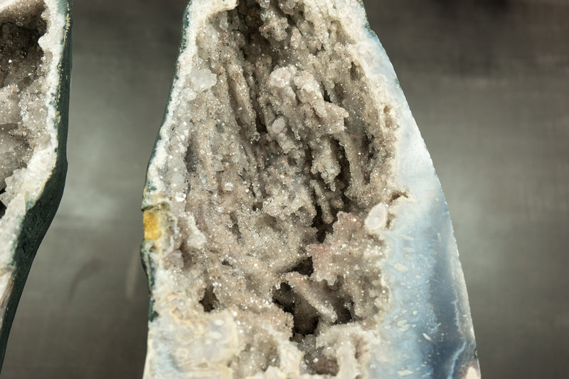 Paar seltener meerblauer Achat-Geoden mit Kristallstalaktit und Quarz ps. nach Anhydrit