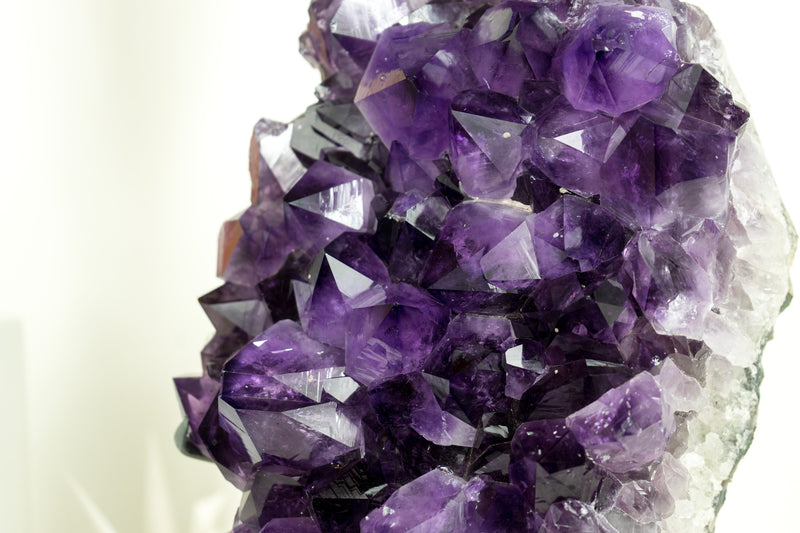 Großer Amethyst-Geodencluster mit sattem violett-lila Amethyst-Drusenstein der Güteklasse AAA