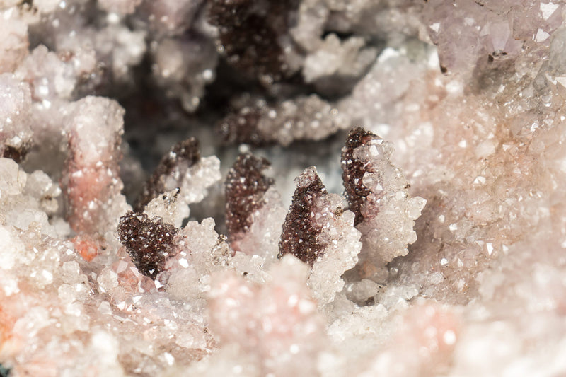 Amethyst-Geode in Galeriequalität mit Hämatit nach Calcit-Punkten