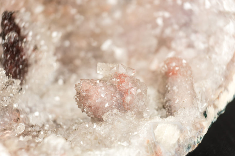 Amethyst-Geode in Galeriequalität mit Hämatit nach Calcit-Punkten