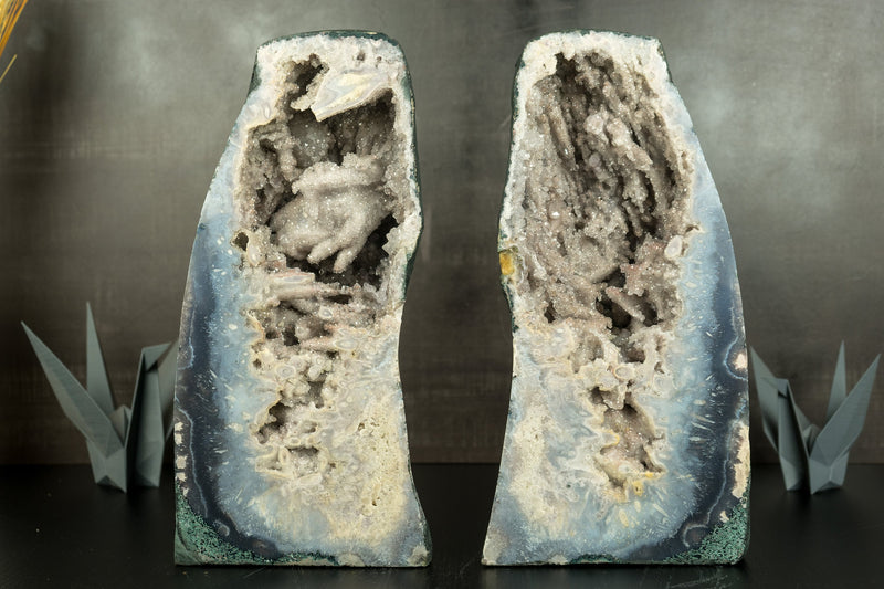 Paar seltener meerblauer Achat-Geoden mit Kristallstalaktit und Quarz ps. nach Anhydrit