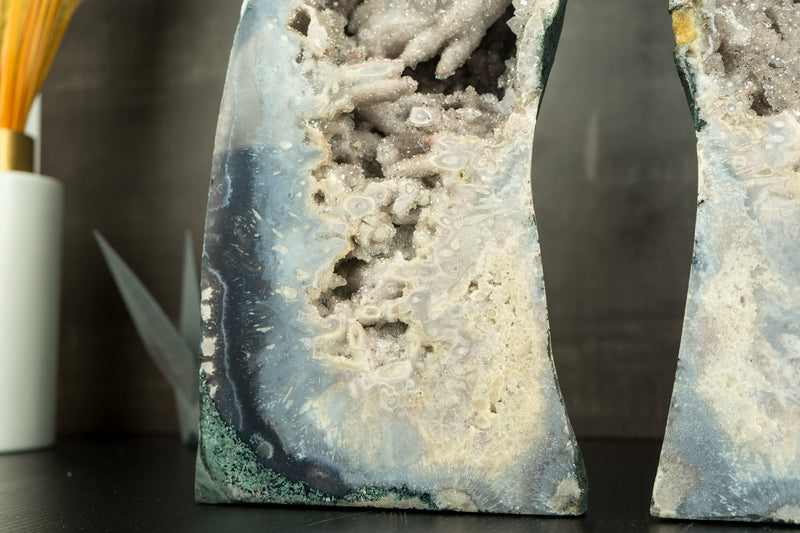 Paar seltener meerblauer Achat-Geoden mit Kristallstalaktit und Quarz ps. nach Anhydrit