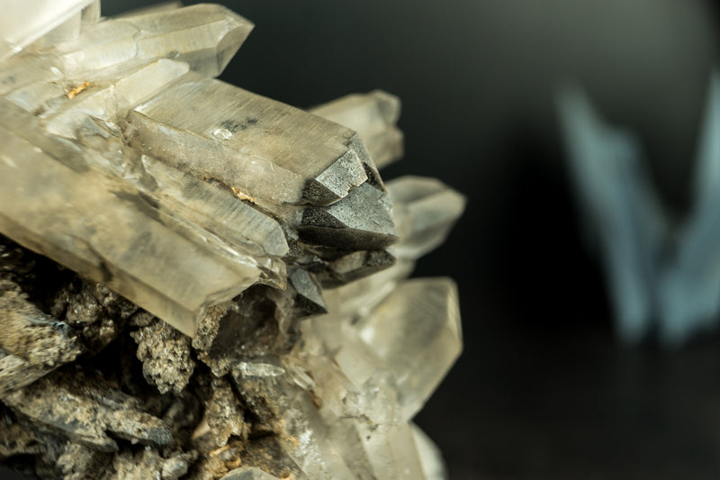 Lemurianischer Saatkristall-Cluster in Galeriequalität mit grauem Dreamcoat-Lithium-Phantom, ganz natürlich – 9,5 Zoll, 5,6 Pfund