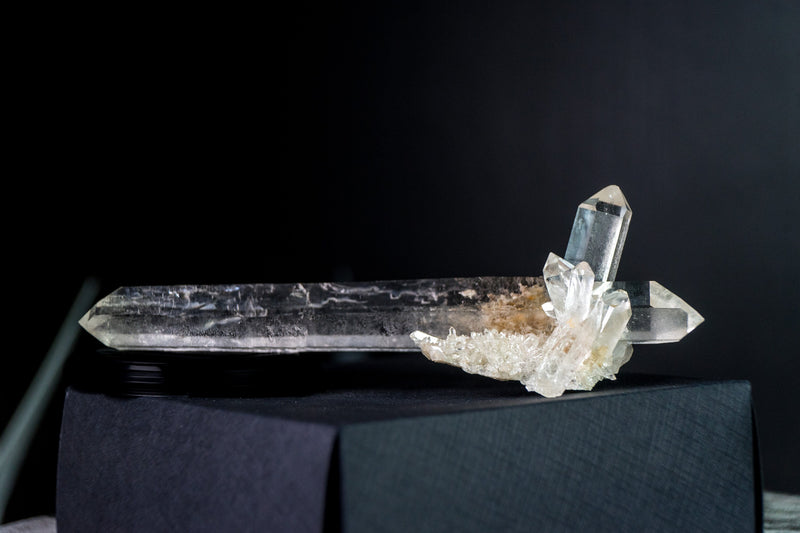 Wasserklarer Laserquarzkristall mit zwei Enden in Galeriequalität von Diamantina, intakt, 112 g, 6,2 Zoll