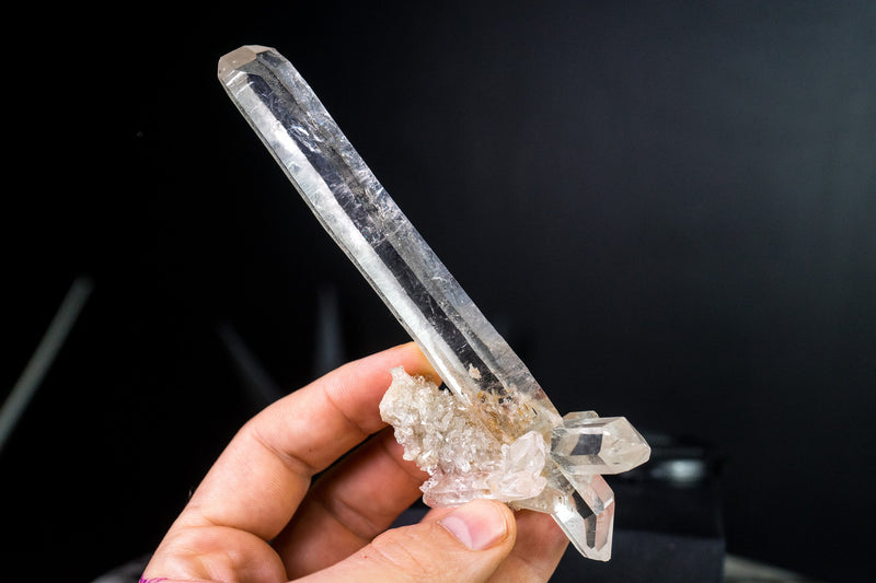 Wasserklarer Laserquarzkristall mit zwei Enden in Galeriequalität von Diamantina, intakt, 112 g, 6,2 Zoll