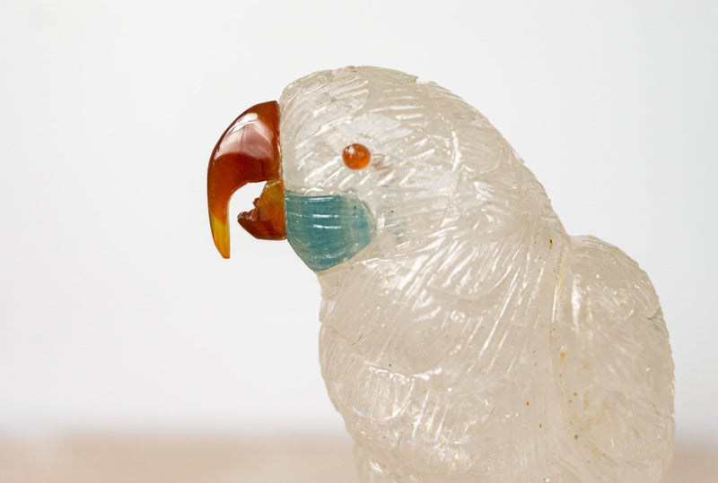 Handgefertigte Vogelschnitzerei aus Sodalith und rosa Quarzkristall: Skulptur eines Papageienpaares vom weltberühmten Schnitzer Venturini
