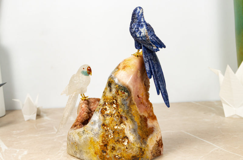 Handgefertigte Vogelschnitzerei aus Sodalith und rosa Quarzkristall: Skulptur eines Papageienpaares vom weltberühmten Schnitzer Venturini