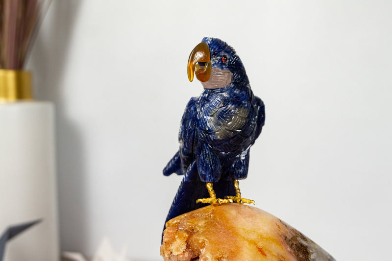 Handgefertigte Vogelschnitzerei aus Sodalith und rosa Quarzkristall: Skulptur eines Papageienpaares vom weltberühmten Schnitzer Venturini