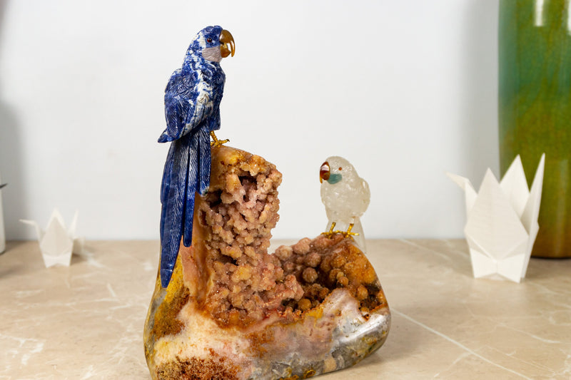 Handgefertigte Vogelschnitzerei aus Sodalith und rosa Quarzkristall: Skulptur eines Papageienpaares vom weltberühmten Schnitzer Venturini