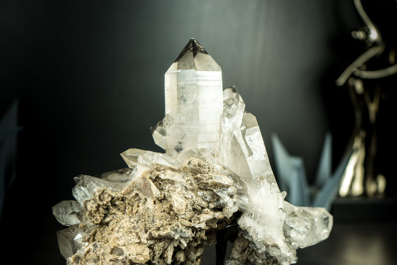 Lemurianischer Saatkristall-Cluster in Galeriequalität mit grauem Dreamcoat-Lithium-Phantom, ganz natürlich – 9,5 Zoll, 5,6 Pfund