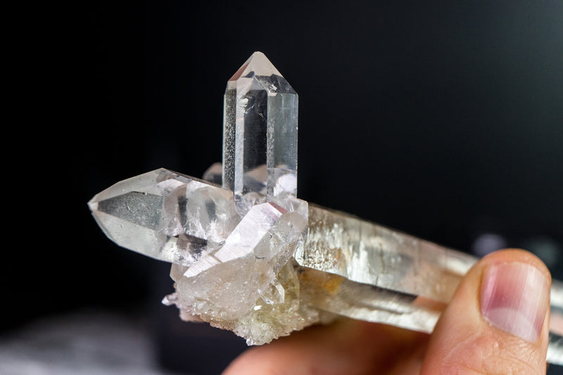 Wasserklarer Laserquarzkristall mit zwei Enden in Galeriequalität von Diamantina, intakt, 112 g, 6,2 Zoll