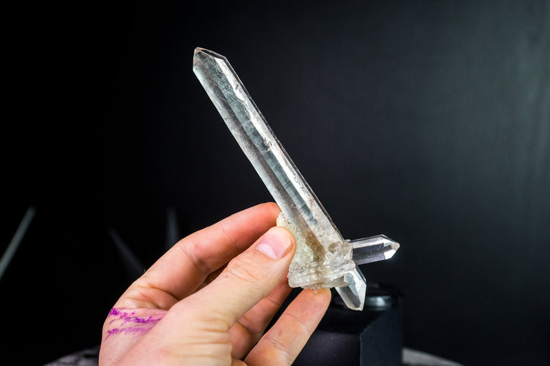 Wasserklarer Laserquarzkristall mit zwei Enden in Galeriequalität von Diamantina, intakt, 112 g, 6,2 Zoll