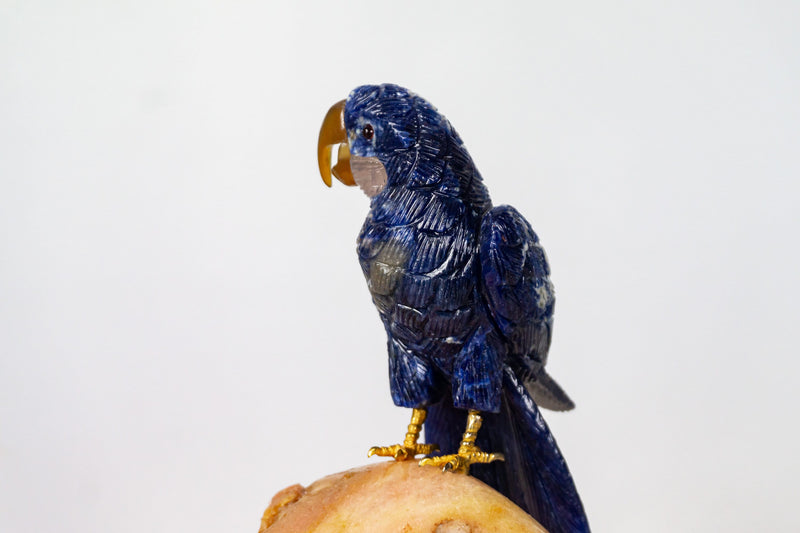 Handgefertigte Vogelschnitzerei aus Sodalith und rosa Quarzkristall: Skulptur eines Papageienpaares vom weltberühmten Schnitzer Venturini